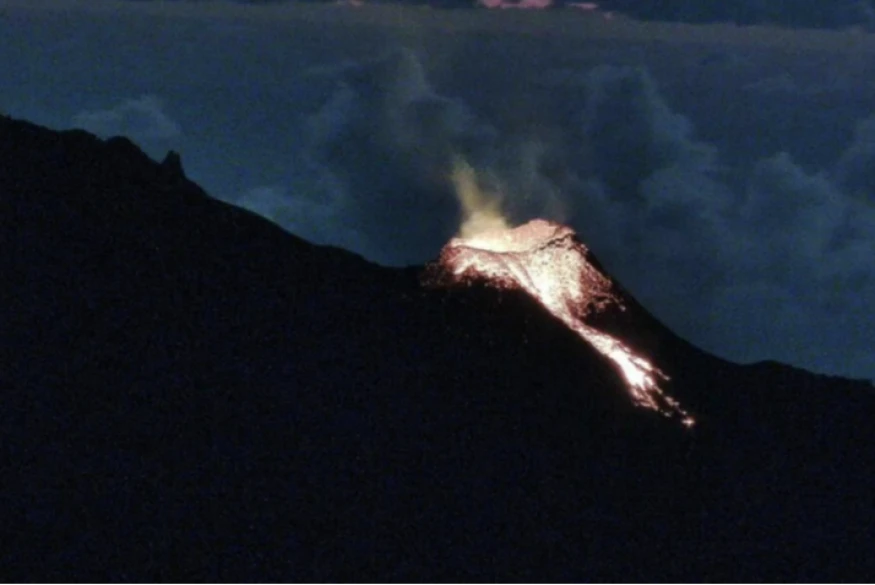 Piton de la Fournaise : le spectacle se poursuit, la lave a quitté le cône éruptif